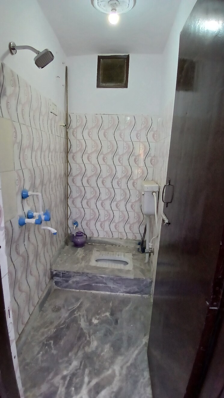 Bathroom, zakir nagar 2 Bedroom 585 Sq.Ft. Builder Floor In Zakir Nagar Delhi 7880330