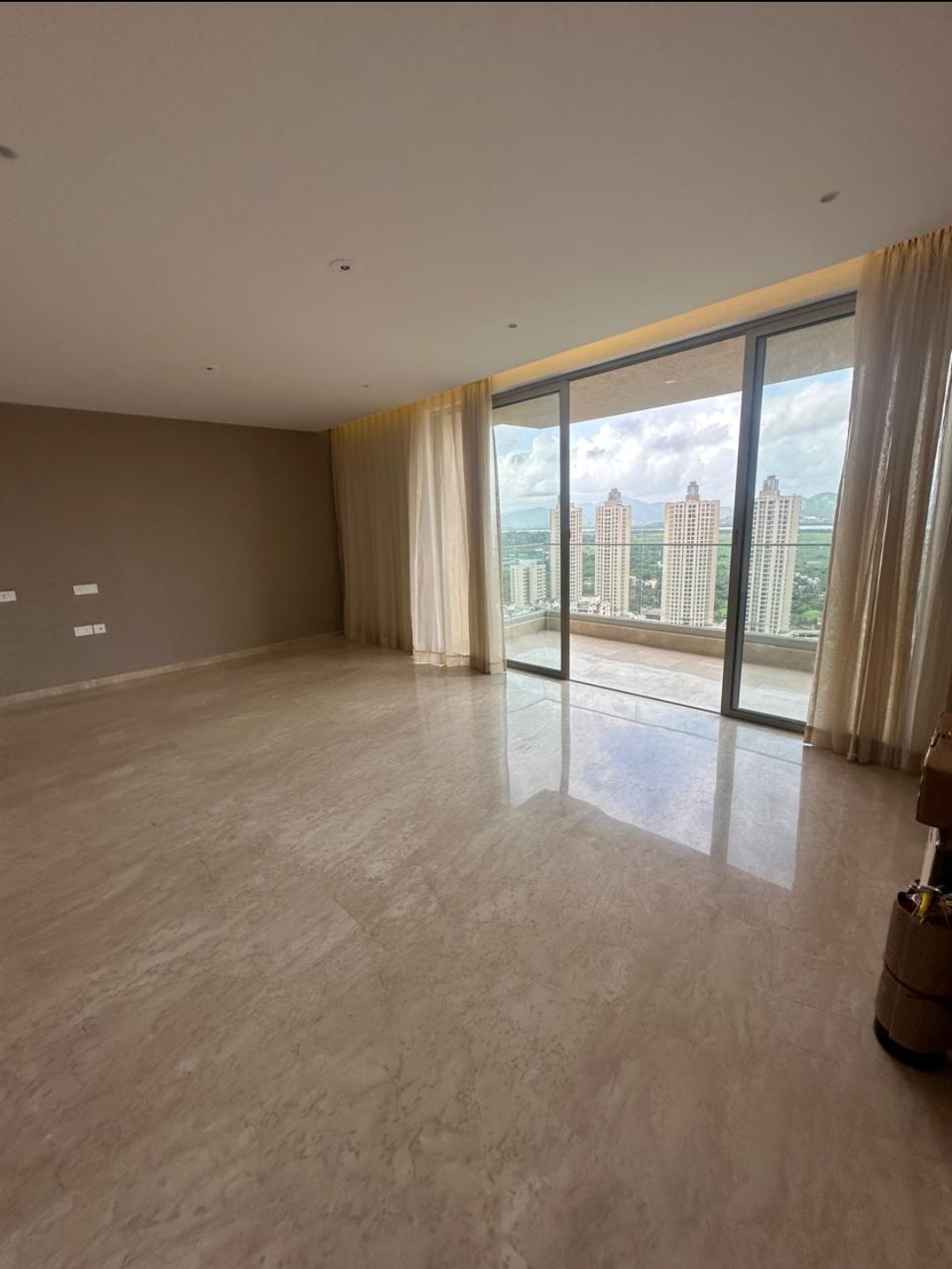 3 BHK + Extra Room Apartment For Sale in Hiranandani Lake Enclave