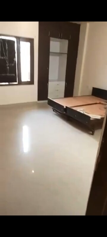 Room in 3 BHK Builder Floor at JakhaN-Rajpur Road – for Rent