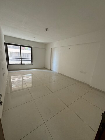 Room in 4 BHK Apartment at Goyal Olive Greens, Gota – for Rent