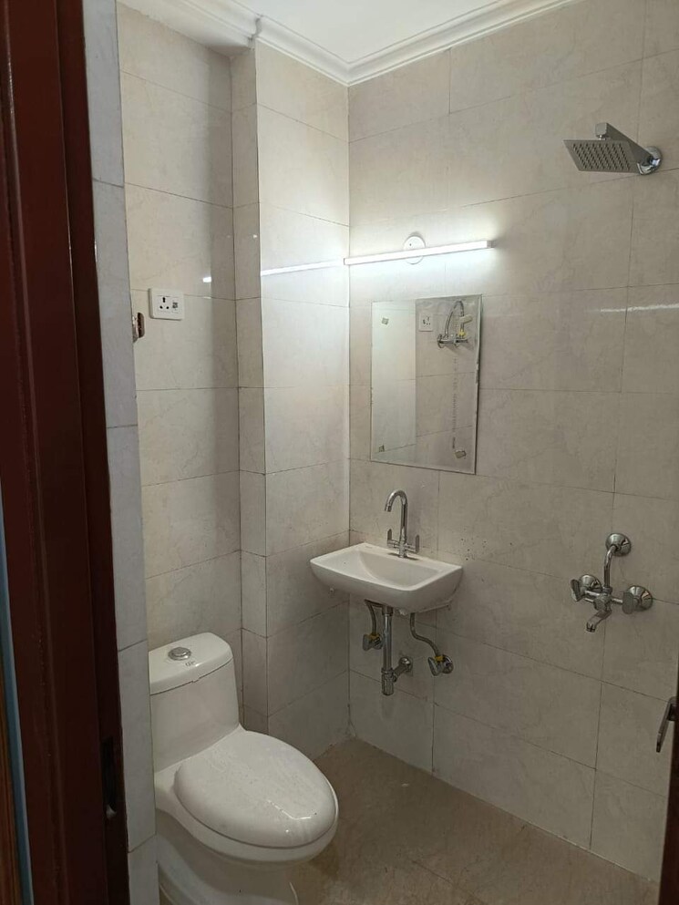 Bathroom, chattarpur 2 Bedroom 1010 Sq.Ft. Builder Floor In Chattarpur Delhi 7880989