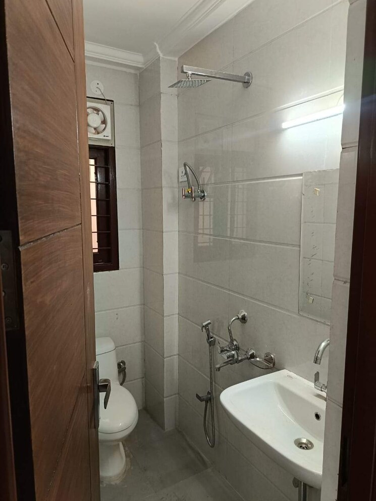Attached Bathroom, chattarpur 2 Bedroom 1010 Sq.Ft. Builder Floor In Chattarpur Delhi 7880989