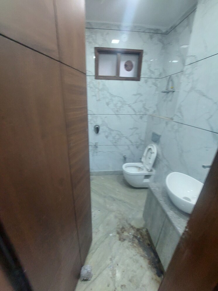 Bathroom, delhi cantonment 2 Bedroom 80 Sq.Yd. Builder Floor In Delhi Cantonment Delhi 7881021