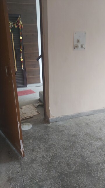Furnished Amenities in 2.5 BHK Apartment at Mayur Vihar 1 – for Sale