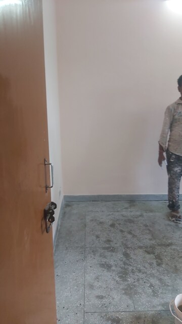 Furnished Amenities in 2.5 BHK Apartment at Mayur Vihar 1 – for Sale