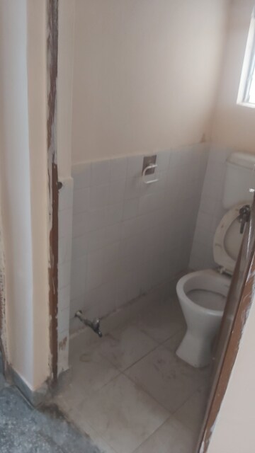 Furnished Amenities in 2.5 BHK Apartment at Mayur Vihar 1 – for Sale