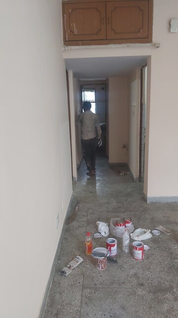 Furnished Amenities in 2.5 BHK Apartment at Mayur Vihar 1 – for Sale