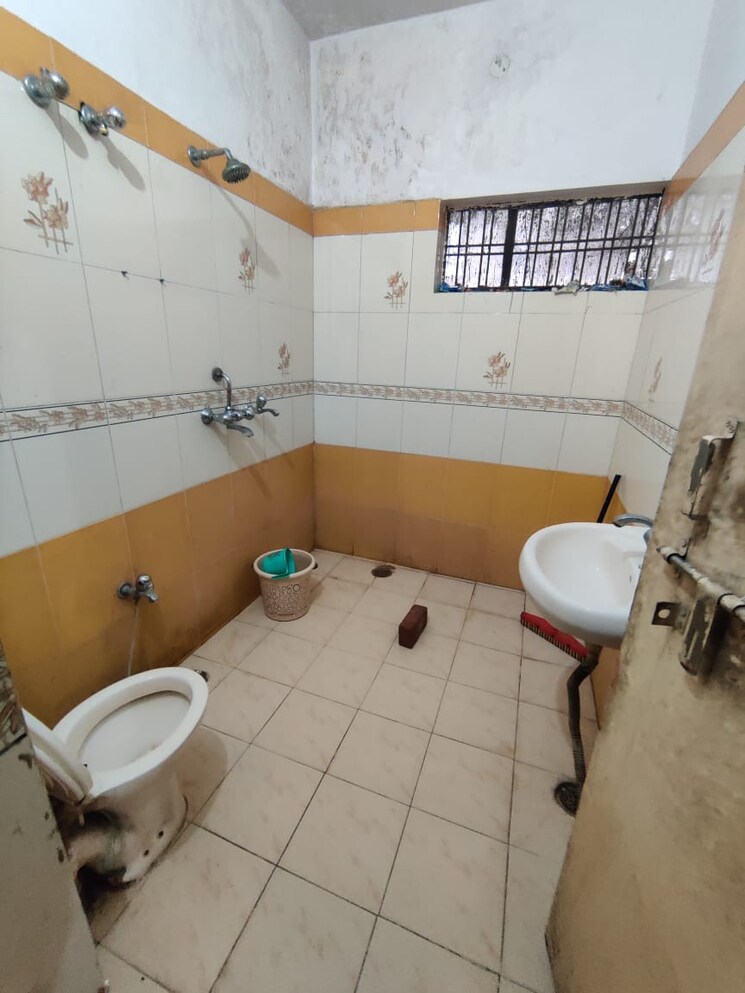 Bathroom, gomti nagar 3.5 Bedroom 2152 Sq.Ft. Independent House In Gomti Nagar Lucknow 7881062
