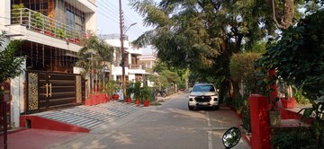 Parking in 1.5 BHK Independent House at Gomti Nagar – for Sale