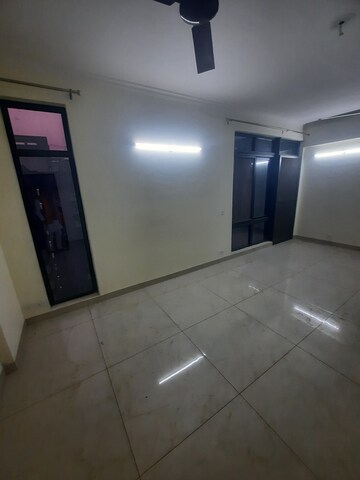 Furnished Amenities in 3 BHK Apartment at HSCC Apartments, Phi Iii Greater Noida – for Rent