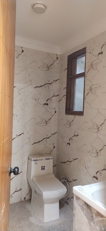 Furnished Amenities in 3 BHK Builder Floor at Panchsheel Vihar – for Sale