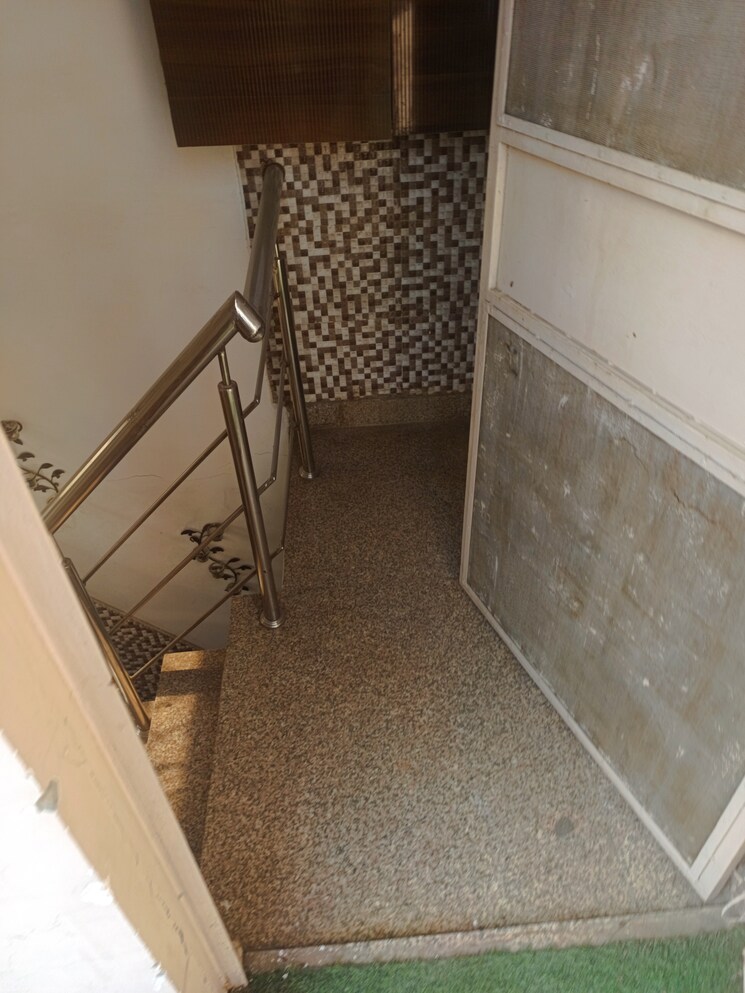 undefined, rohini sector 24 3 Bedroom 850 Sq.Ft. Builder Floor In Rohini Sector 24 Delhi 7881219