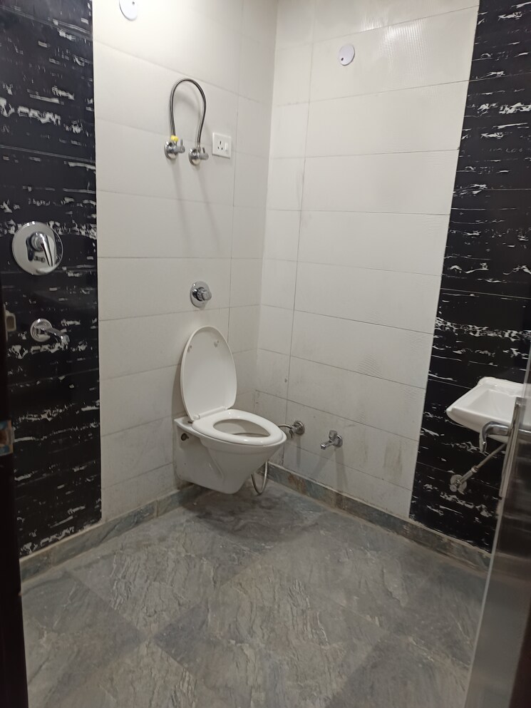 Bathroom, rohini sector 11 2 Bedroom 750 Sq.Ft. Builder Floor In Rohini Sector 11 Delhi 7881244