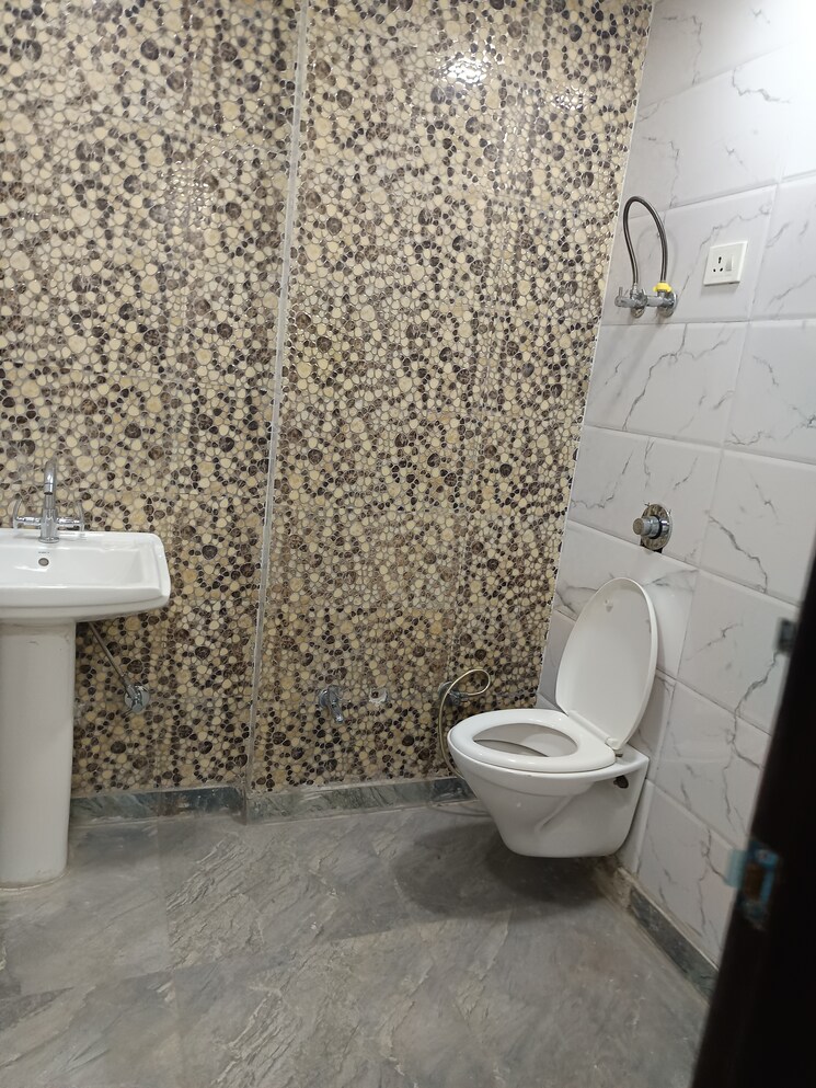 Bathroom, rohini sector 11 2 Bedroom 750 Sq.Ft. Builder Floor In Rohini Sector 11 Delhi 7881244