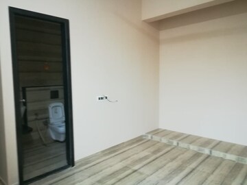 Room in 2 BHK Apartment at Larkins Pride Palms, Kolshet Road – for Rent