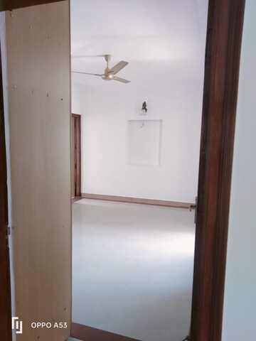 Room in 3 BHK Apartment at Vip Road – for Rent
