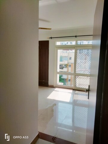 Room in 3 BHK Apartment at Vip Road – for Rent
