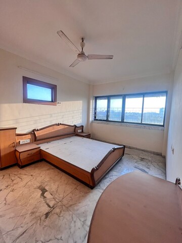 Bedroom in 3 BHK Apartment at Andheri West – for Rent