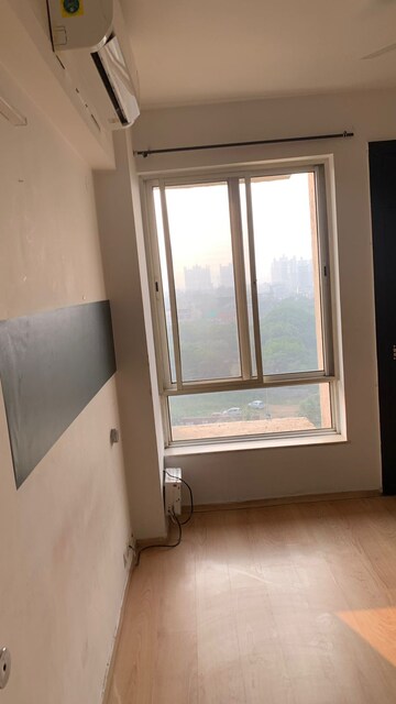 Room in 2 BHK Apartment at Unitech South City, South City – for Rent