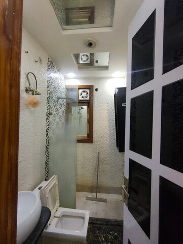 Master Bedroom in 3 BHK Builder Floor at Uttam Nagar – for Rent