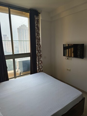 Room in 4 BHK Apartment at Hiranandani Estate – for Rent