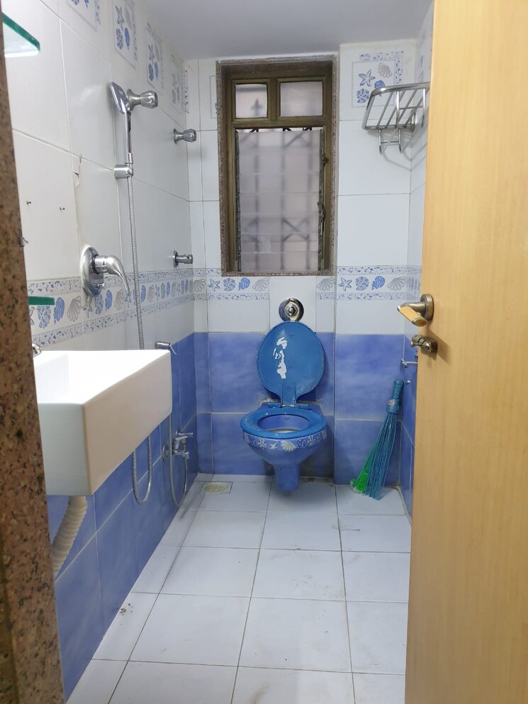 Bathroom, uttam-niwas 2 Bedroom 600 Sq.Ft. Apartment In Bandra West Mumbai 7882541