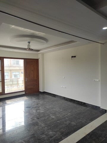 Room in 2 BHK Apartment at Nepean Sea Road – for Rent