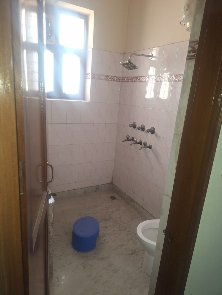 Bathroom, sector 16 4 Bedroom 250 Sq.Yd. Villa In Sector 16 Faridabad 7882988