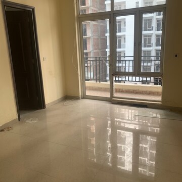 Room in 3 BHK Apartment at Omaxe R2, Sarsawan – for Sale