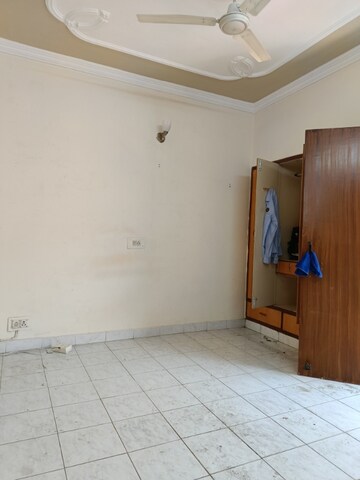 Room in 2 BHK Builder Floor at SS Southend Floors, South City 2 – for Rent