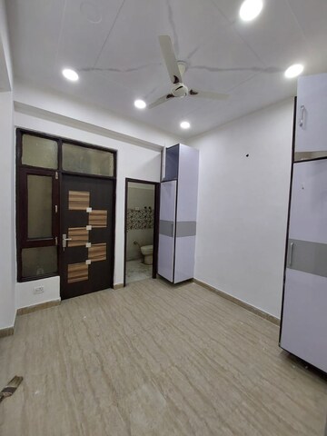Room in 3 BHK Builder Floor at Sector 27 – for Rent