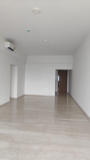 Room in 2 BHK Apartment at Piramal Aranya, Byculla – for Rent