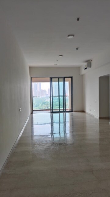 Room in 2 BHK Apartment at Piramal Aranya, Byculla – for Rent