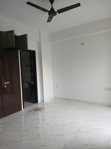 Room in 2.5 BHK Apartment at Homes 121, Sector 121 – for Rent