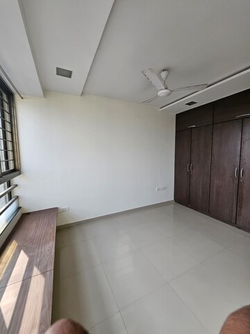 Room in 5 BHK Apartment at Oberoi Realty Splendor, Jogeshwari East – for Rent