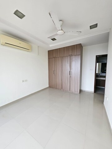 Room in 5 BHK Apartment at Oberoi Realty Splendor, Jogeshwari East – for Rent
