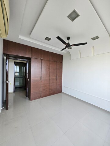 Room in 5 BHK Apartment at Oberoi Realty Splendor, Jogeshwari East – for Rent