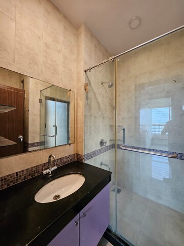 Attached Bathroom in 5 BHK Apartment at Oberoi Realty Splendor, Jogeshwari East – for Rent