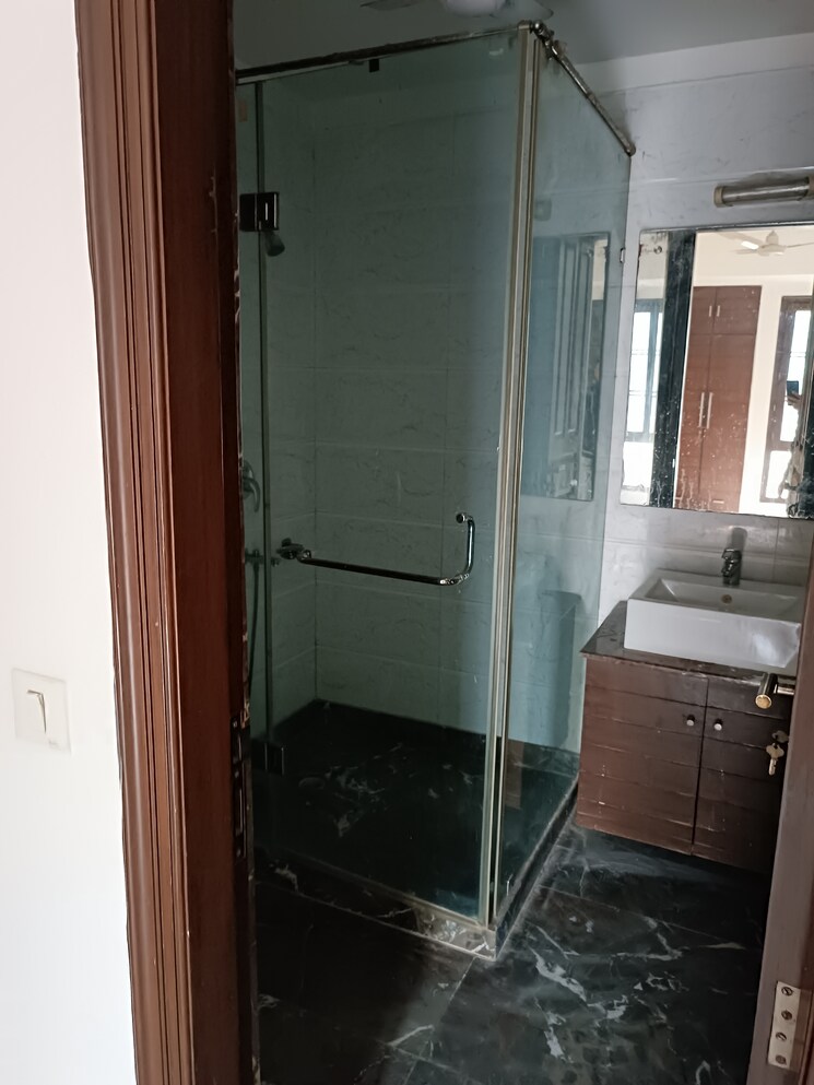 Bathroom, chittaranjan park 3 Bedroom 1900 Sq.Ft. Builder Floor In Chittaranjan Park Delhi 7884514