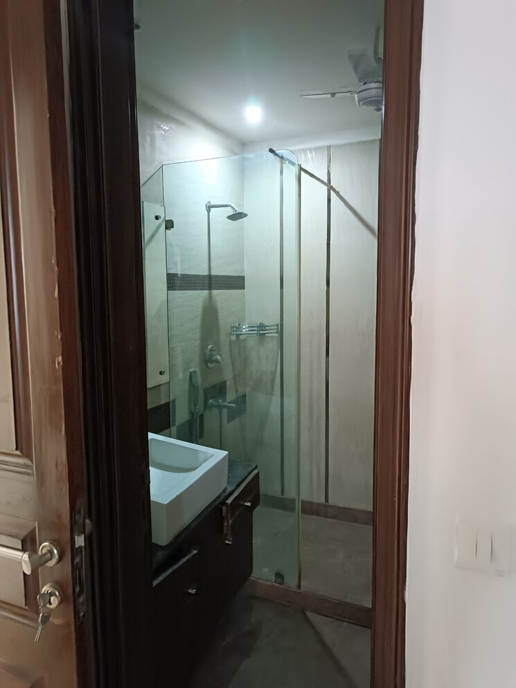Bathroom, chittaranjan park 3 Bedroom 1900 Sq.Ft. Builder Floor In Chittaranjan Park Delhi 7884514