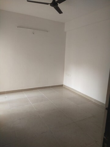 Room in 2.5 BHK Apartment at Ajnara Le Garden, Sector 16b Greater Noida – for Rent