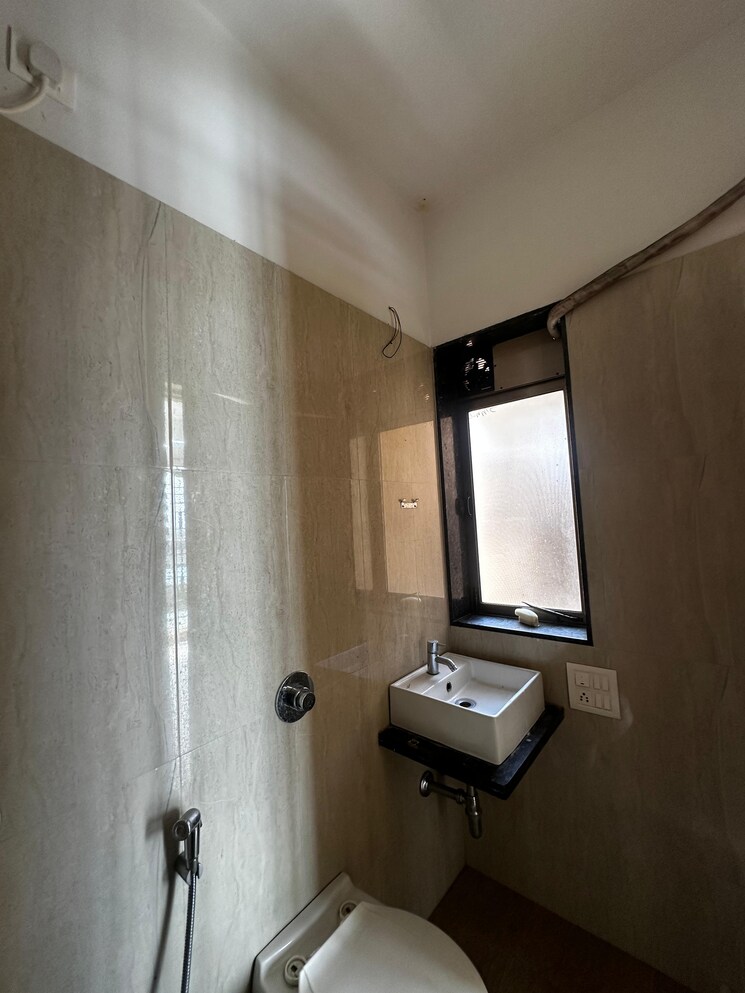 Bathroom, kanha-dutt-smriti-aangan 3 Bedroom 1200 Sq.Ft. Apartment In Kalewadi Pune 7884599