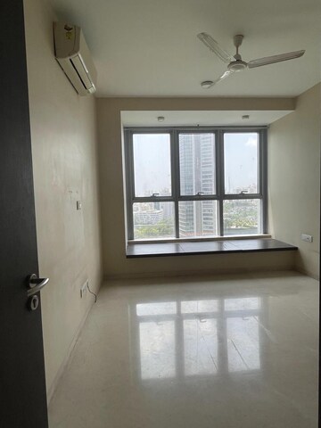 Room in 3 BHK Apartment at Oberoi Realty Exquisite, Goregaon East – for Rent