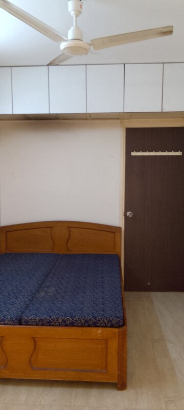Furnished Amenities in 1.5 BHK Apartment at Vile Parle East – for Rent