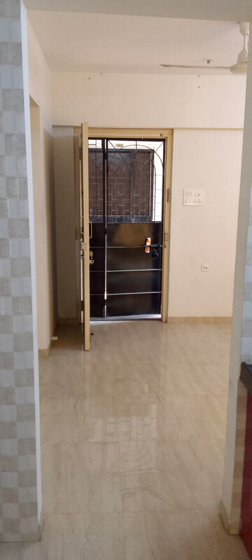 Living Room in 1.5 BHK Apartment at Vile Parle East – for Rent
