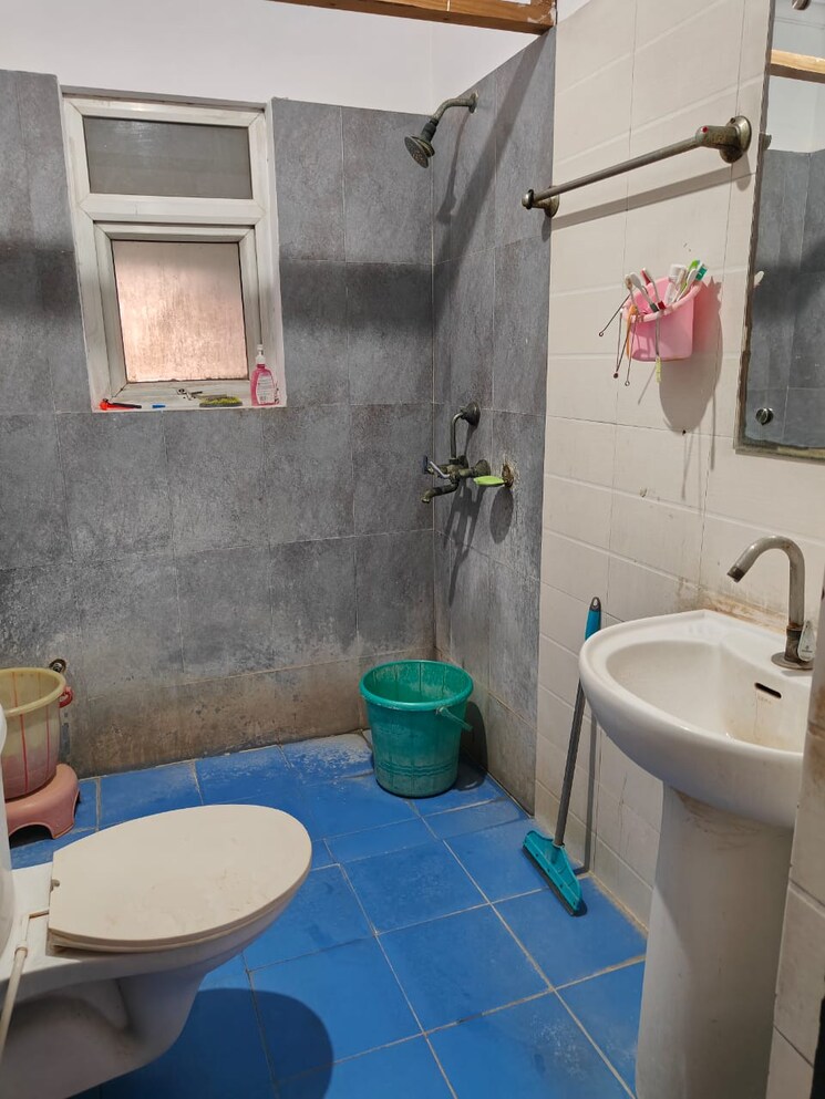 Bathroom, prateek-wisteria 4 Bedroom 2115 Sq.Ft. Apartment In Sector 77 Noida 7886105