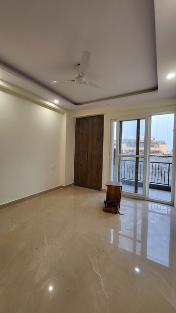 Room in 3 BHK Apartment at Chattarpur – for Rent