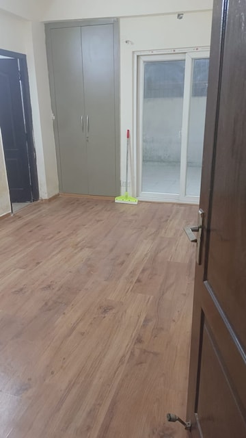 Room in 2 BHK Apartment at Amrapali Centurian Park, Tech Zone 4 Greater Noida – for Rent