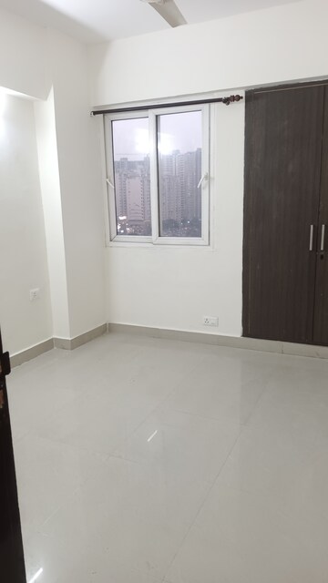 Room in 2 BHK Apartment at Sethi Max Royale, Sector 76 – for Rent