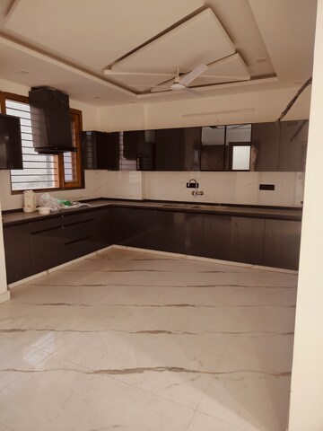 Kitchen in 3 BHK Builder Floor at BPTP Parkland Pride, Sector 77 – for Sale